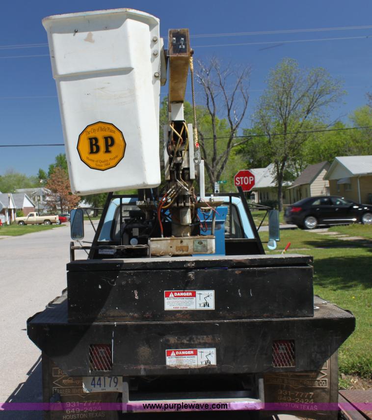 image for item H7495 1982 Ford F350 bucket truck