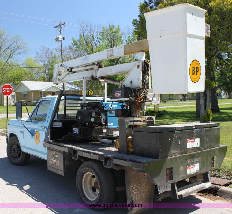 image for item H7495 1982 Ford F350 bucket truck