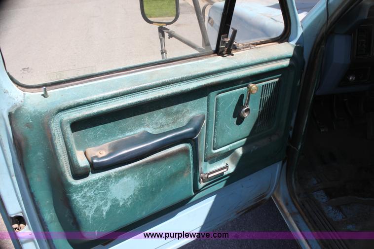 image for item H7495 1982 Ford F350 bucket truck