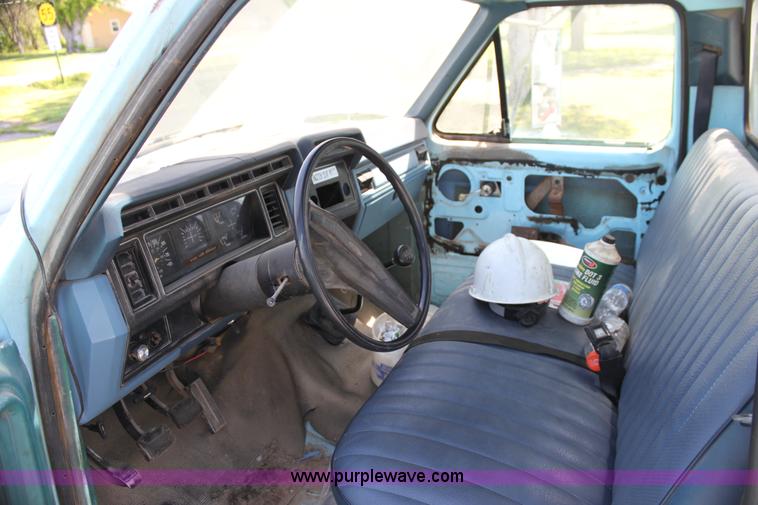 image for item H7495 1982 Ford F350 bucket truck