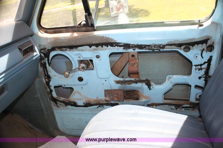 image for item H7495 1982 Ford F350 bucket truck