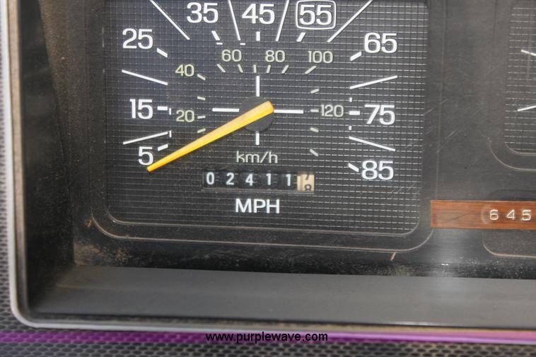 image for item H7495 1982 Ford F350 bucket truck