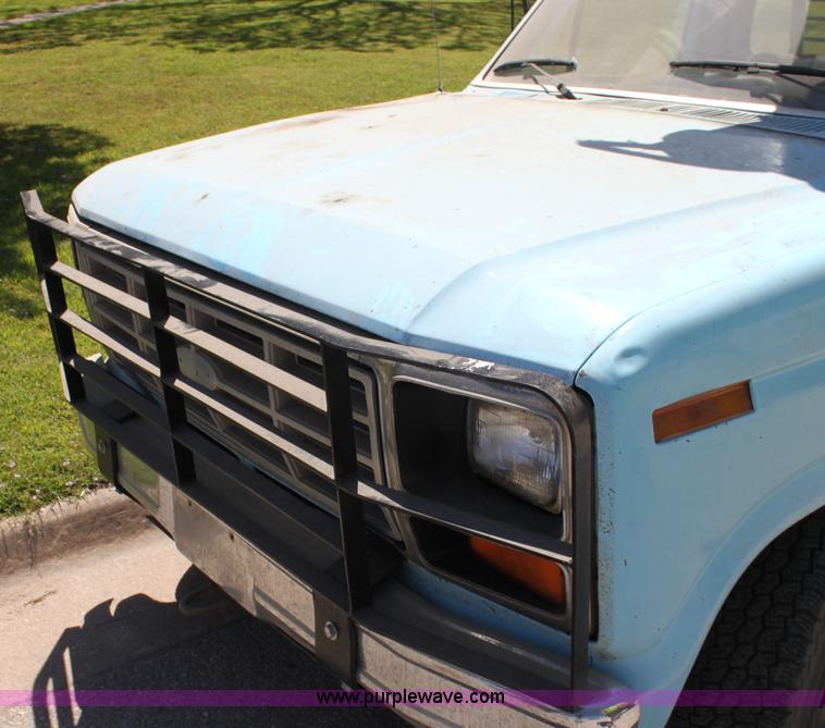 image for item H7495 1982 Ford F350 bucket truck