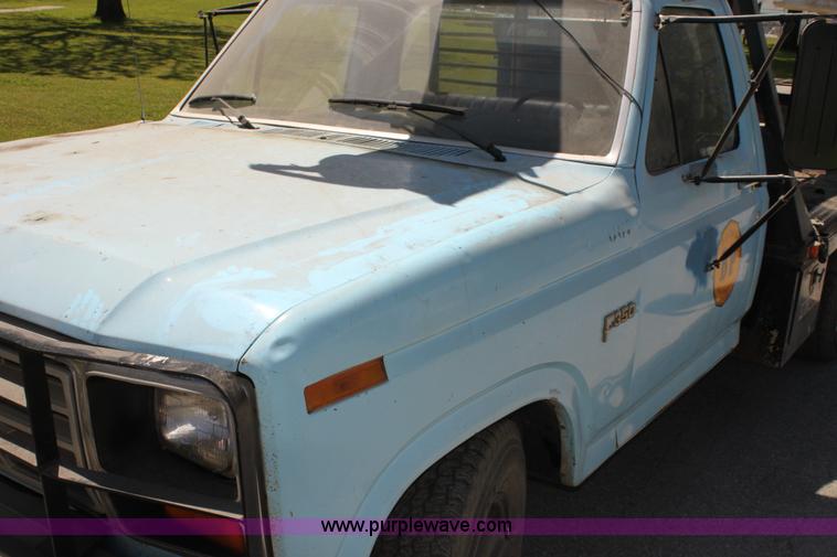 image for item H7495 1982 Ford F350 bucket truck