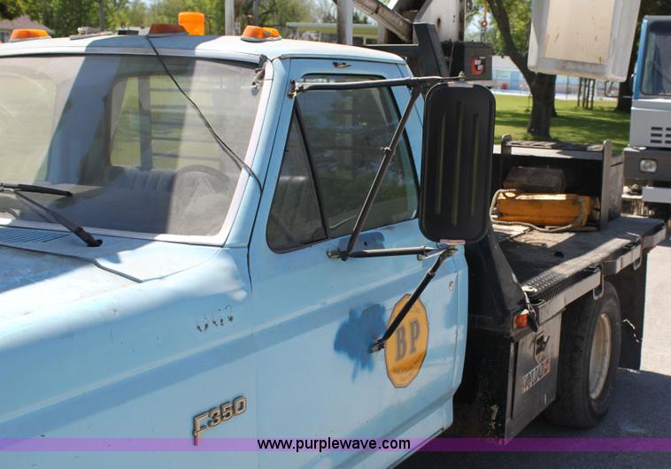 image for item H7495 1982 Ford F350 bucket truck