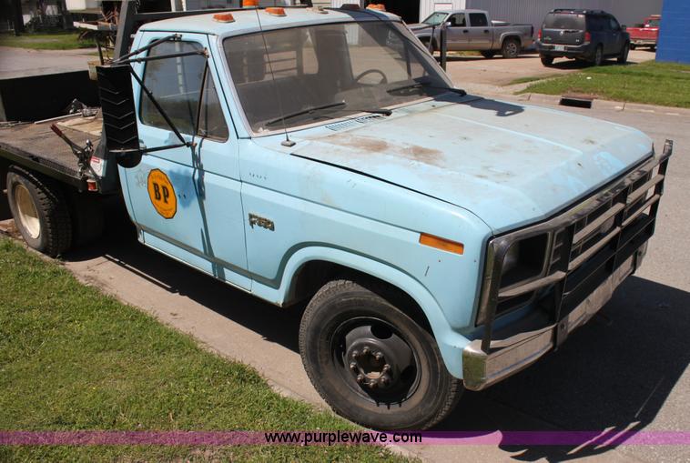 image for item H7495 1982 Ford F350 bucket truck