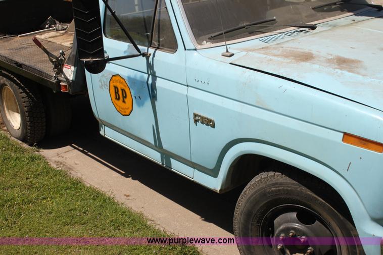 image for item H7495 1982 Ford F350 bucket truck