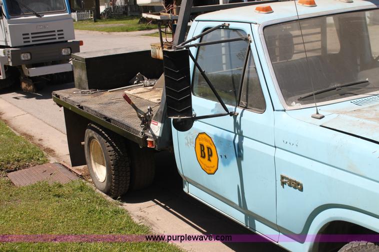 image for item H7495 1982 Ford F350 bucket truck