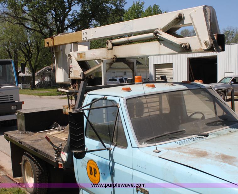 image for item H7495 1982 Ford F350 bucket truck