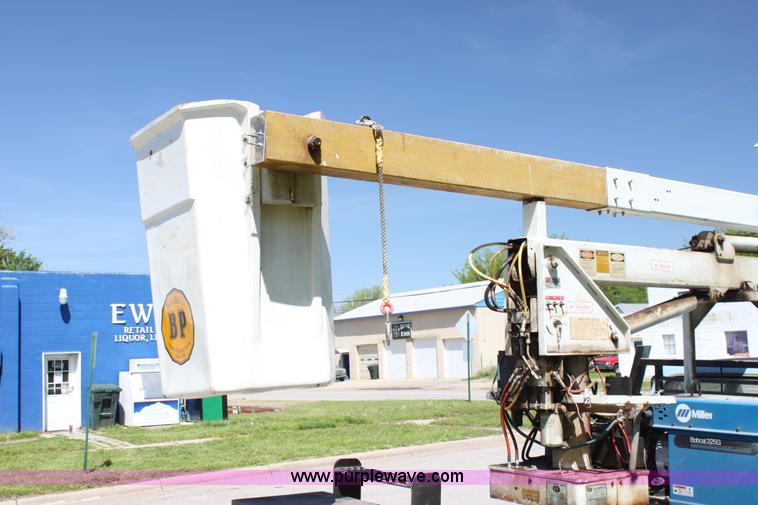 image for item H7495 1982 Ford F350 bucket truck