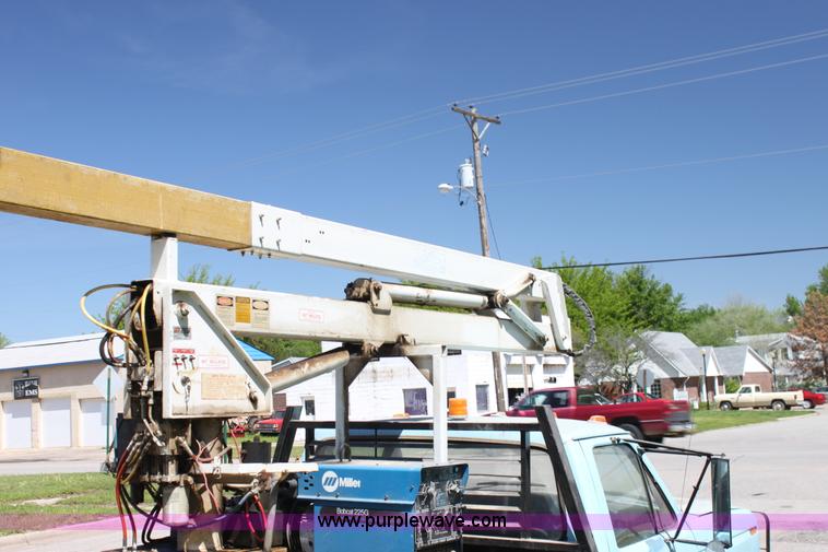 image for item H7495 1982 Ford F350 bucket truck