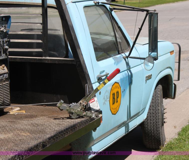 image for item H7495 1982 Ford F350 bucket truck