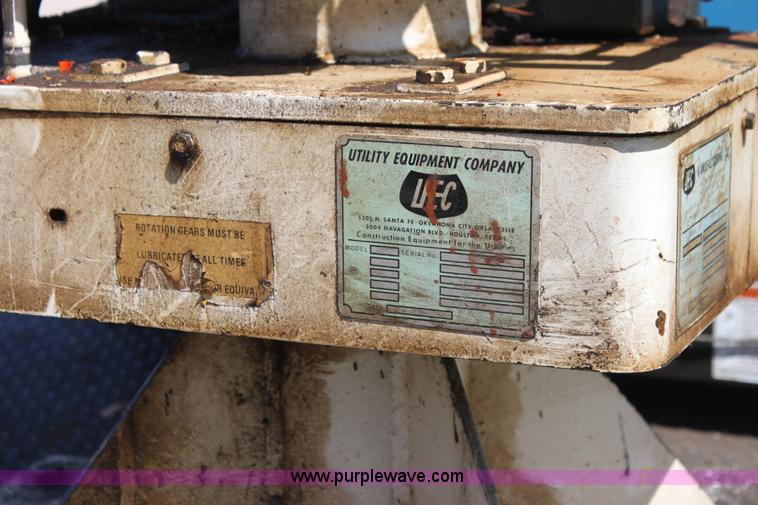 image for item H7495 1982 Ford F350 bucket truck