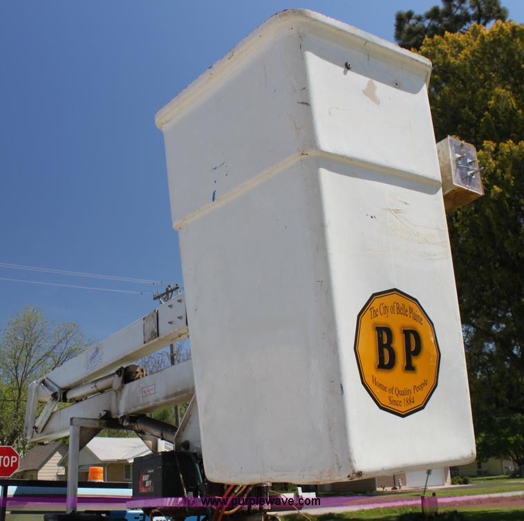 image for item H7495 1982 Ford F350 bucket truck