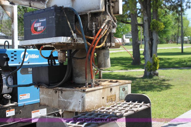 image for item H7495 1982 Ford F350 bucket truck