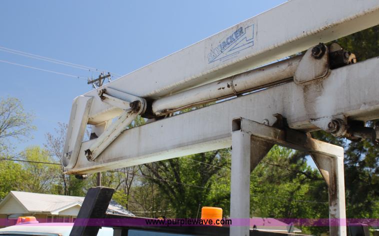 image for item H7495 1982 Ford F350 bucket truck