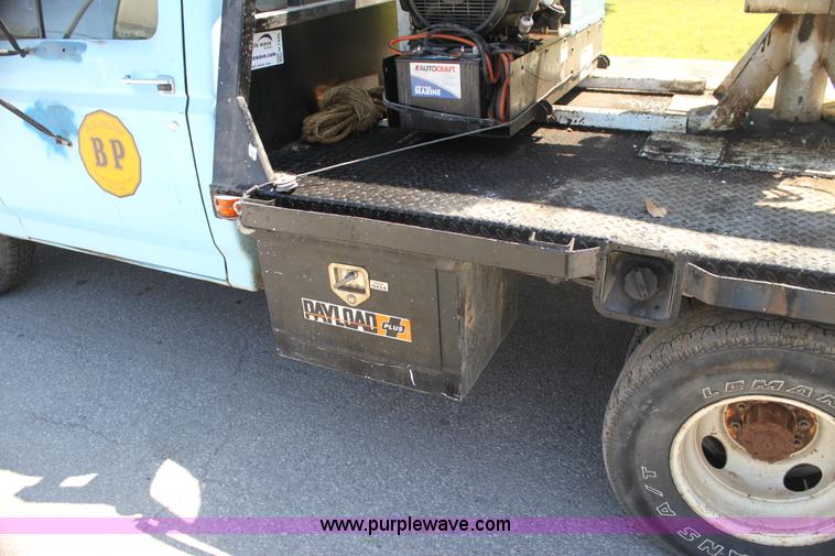 image for item H7495 1982 Ford F350 bucket truck