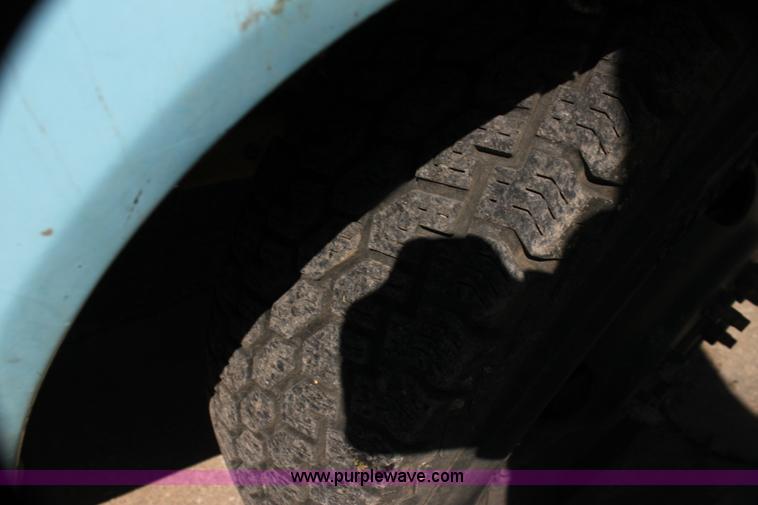 image for item H7495 1982 Ford F350 bucket truck