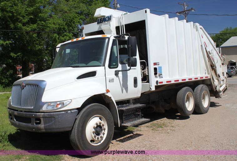 image for item H7496 2002 International 4400 refuse truck