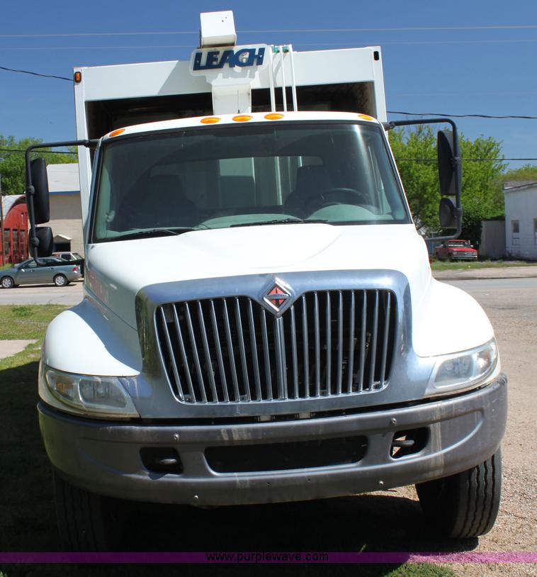 image for item H7496 2002 International 4400 refuse truck