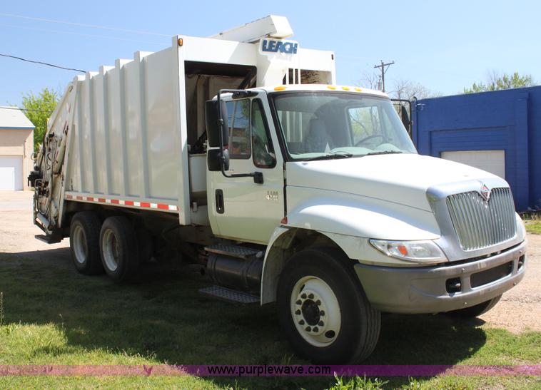 image for item H7496 2002 International 4400 refuse truck