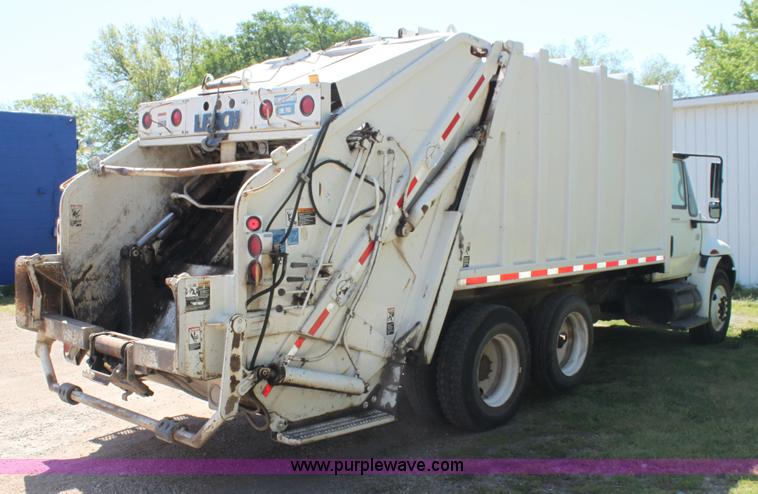 image for item H7496 2002 International 4400 refuse truck