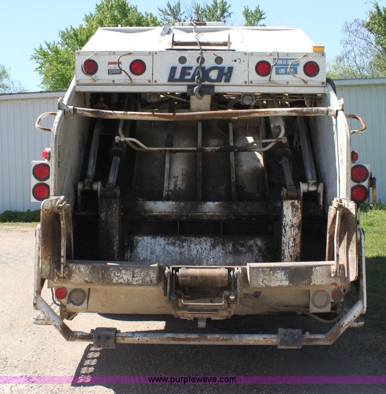image for item H7496 2002 International 4400 refuse truck