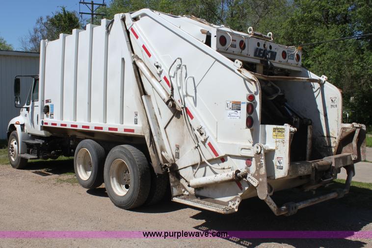 image for item H7496 2002 International 4400 refuse truck