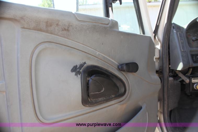 image for item H7496 2002 International 4400 refuse truck