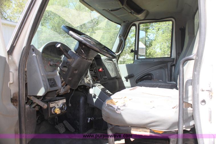 image for item H7496 2002 International 4400 refuse truck