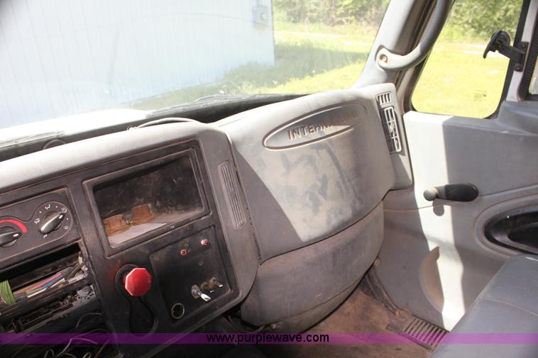 image for item H7496 2002 International 4400 refuse truck