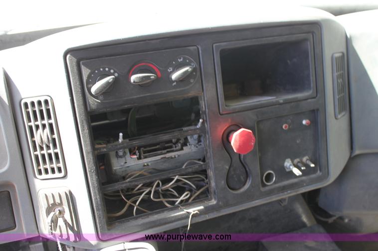 image for item H7496 2002 International 4400 refuse truck