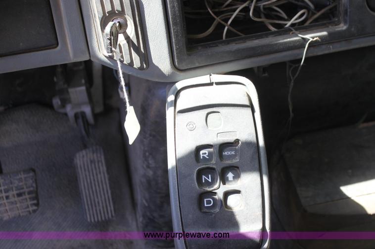 image for item H7496 2002 International 4400 refuse truck