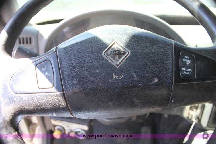 image for item H7496 2002 International 4400 refuse truck