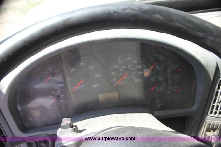 image for item H7496 2002 International 4400 refuse truck