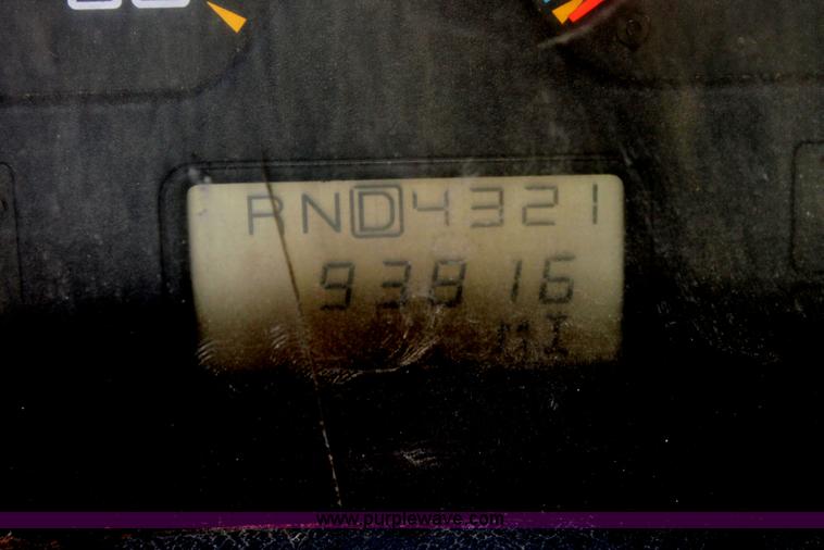 image for item H7496 2002 International 4400 refuse truck