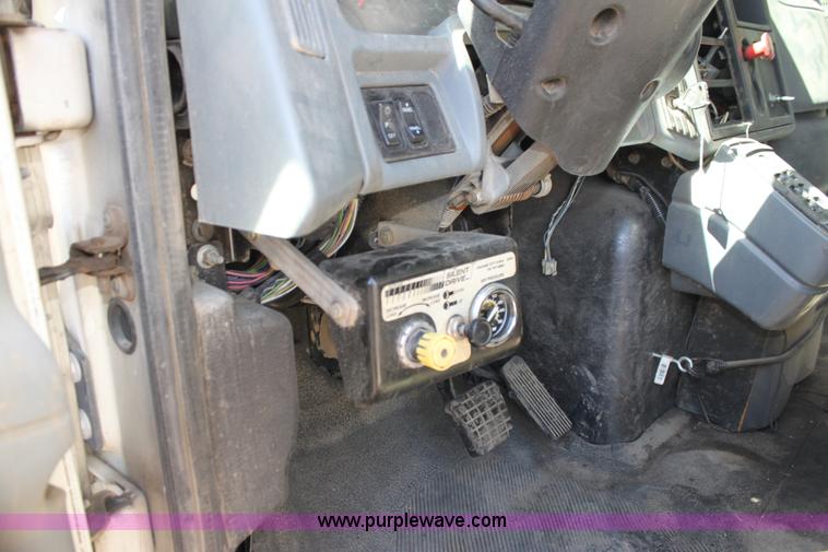 image for item H7496 2002 International 4400 refuse truck