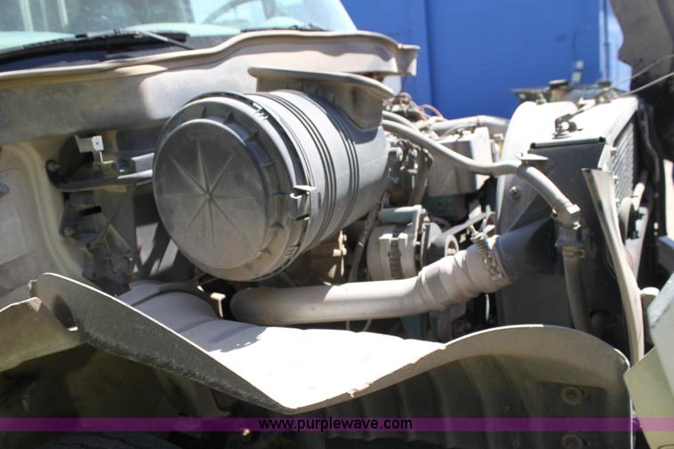 image for item H7496 2002 International 4400 refuse truck