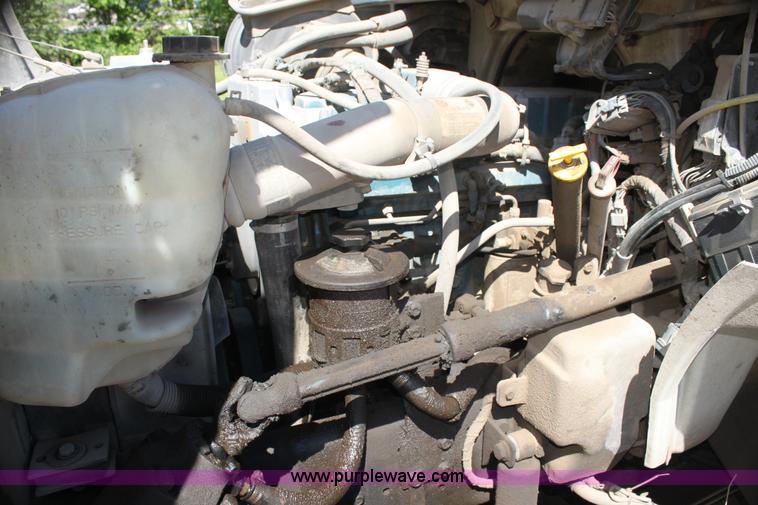 image for item H7496 2002 International 4400 refuse truck