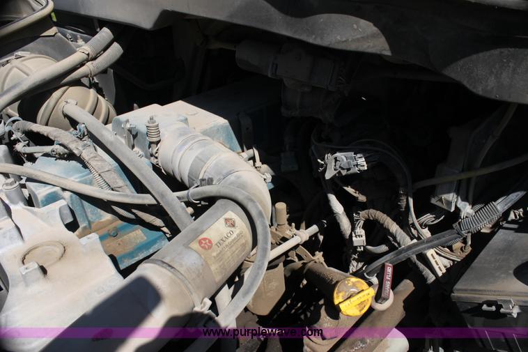 image for item H7496 2002 International 4400 refuse truck