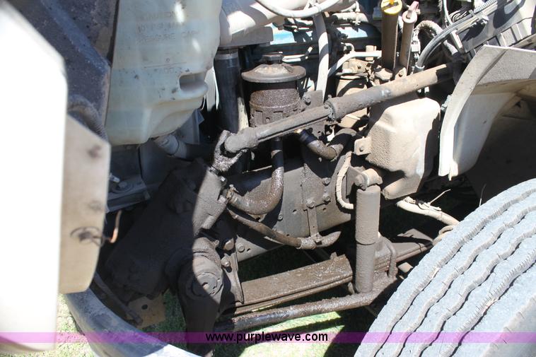 image for item H7496 2002 International 4400 refuse truck