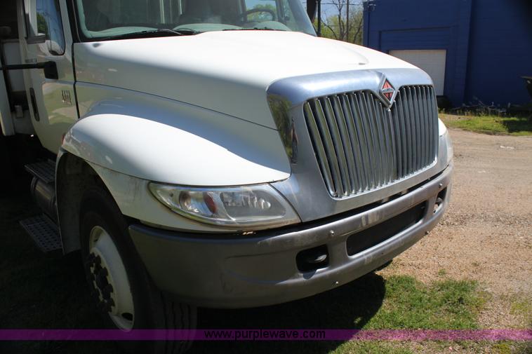 image for item H7496 2002 International 4400 refuse truck