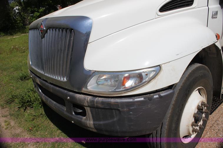 image for item H7496 2002 International 4400 refuse truck