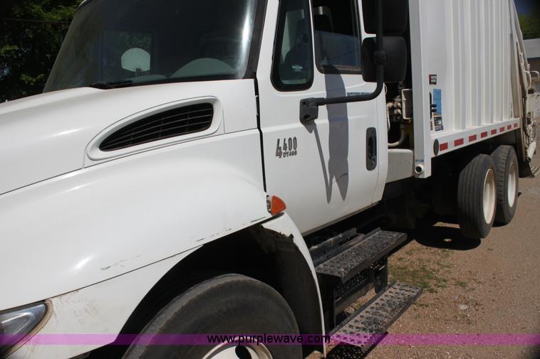 image for item H7496 2002 International 4400 refuse truck