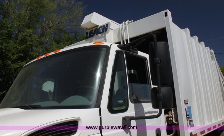 image for item H7496 2002 International 4400 refuse truck