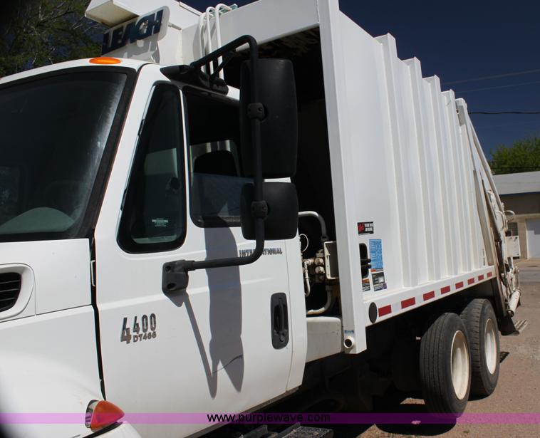image for item H7496 2002 International 4400 refuse truck