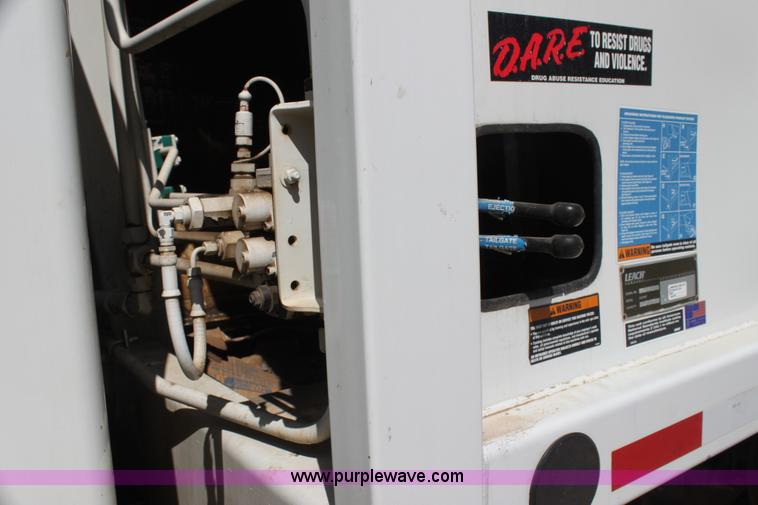 image for item H7496 2002 International 4400 refuse truck