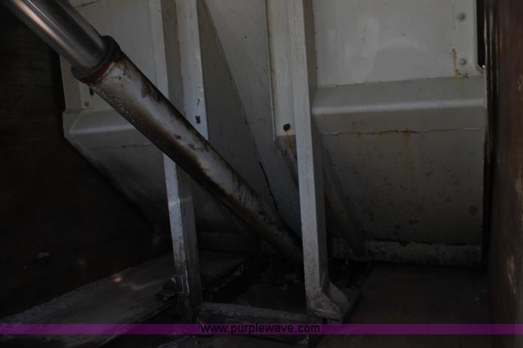 image for item H7496 2002 International 4400 refuse truck