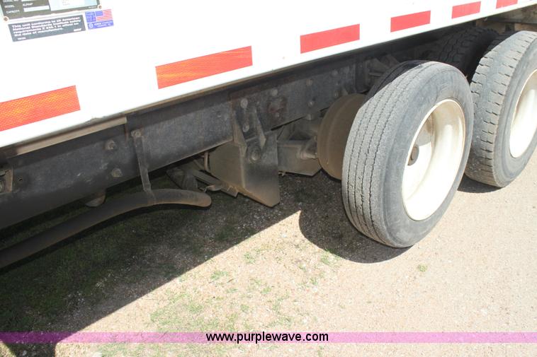 image for item H7496 2002 International 4400 refuse truck