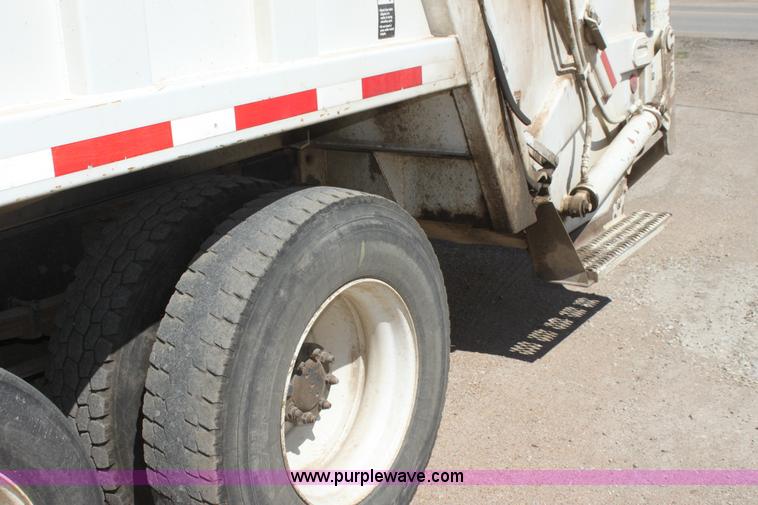 image for item H7496 2002 International 4400 refuse truck
